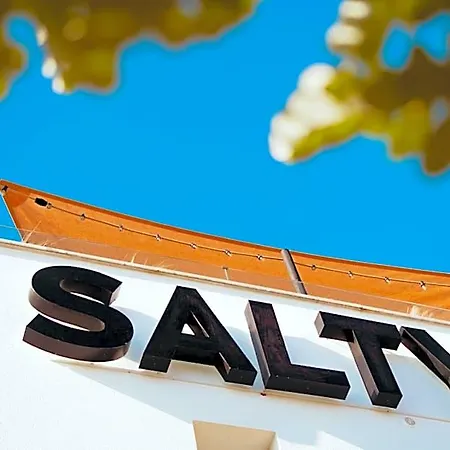 ホテル The Salty Surf & Yoga 4*